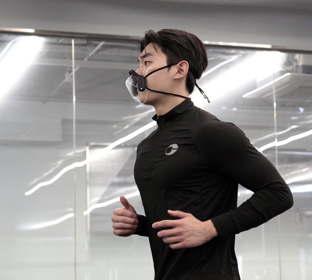 뉴마핏 마스크를 착용하고 트레드밀에서 달리는 회원